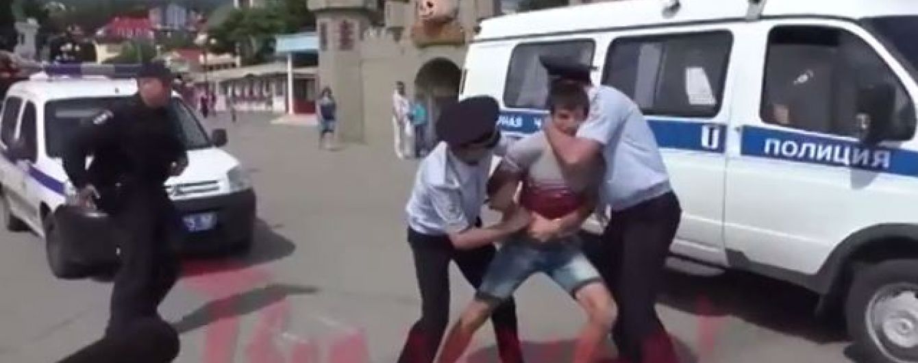 У Мережі набирає рекордних переглядів відео, як окупанти розганяють мітинг в анексованому Криму