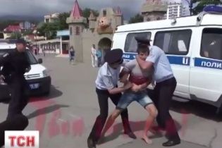 У Мережі набирає рекордних переглядів відео, як окупанти розганяють мітинг в анексованому Криму