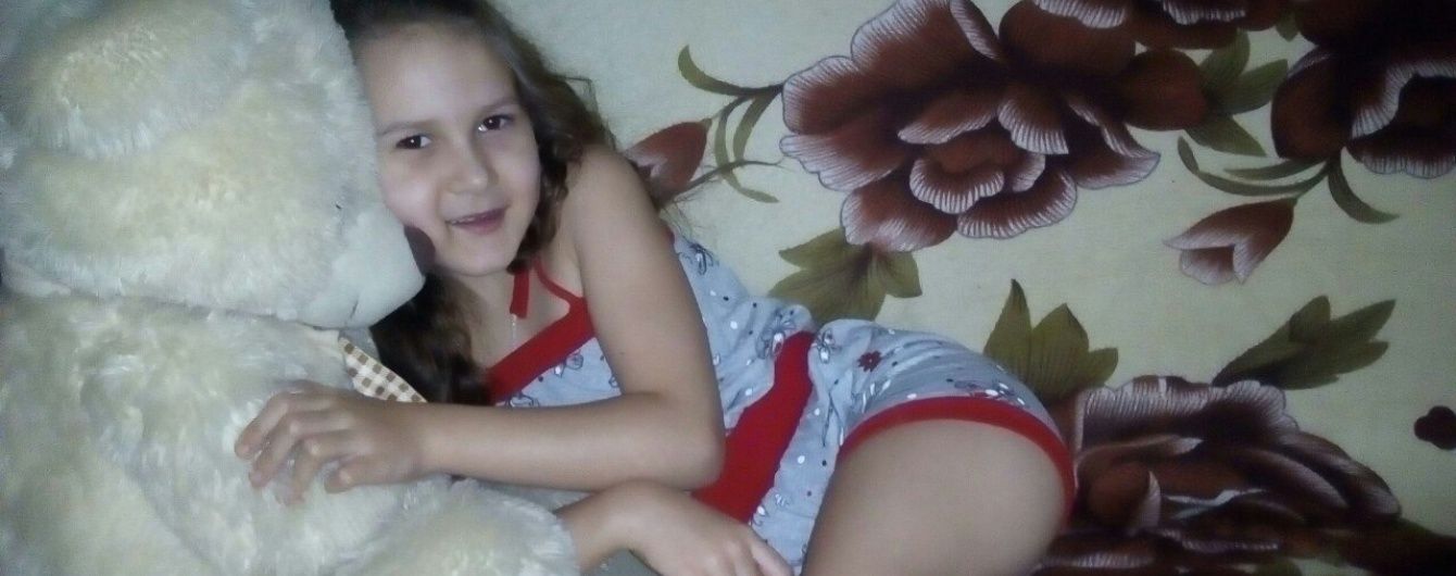 Допоможіть 6-річній Анюті зробити свої перші самостійні кроки