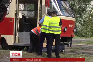 Очевидці розповіли, як чоловік потрапив під трамвай у Києві