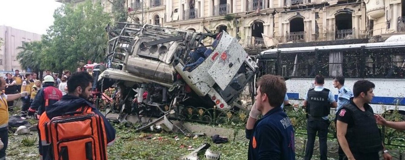 У Стамбулі пролунало два потужних вибухи. Додано фото