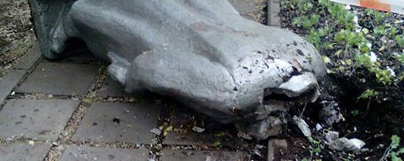 У Москві звалили та "обезголовили" пам'ятник Леніну