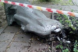 У Москві звалили та "обезголовили" пам'ятник Леніну
