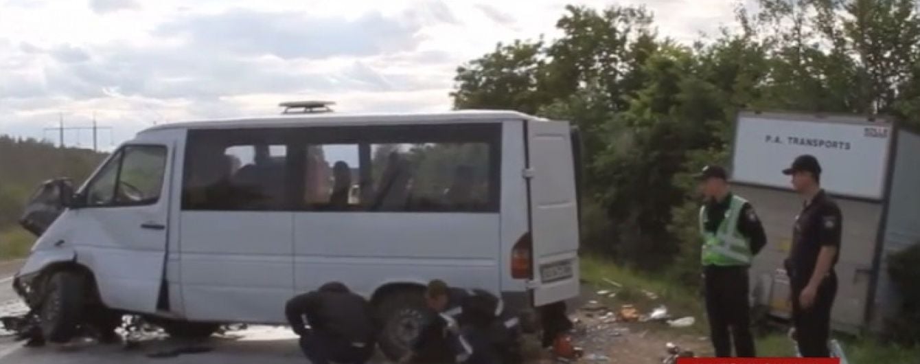 Під Житомиром мікроавтобус виїхав на зустрічну смугу, де зіштовхнувся із вантажівкою: є загиблі