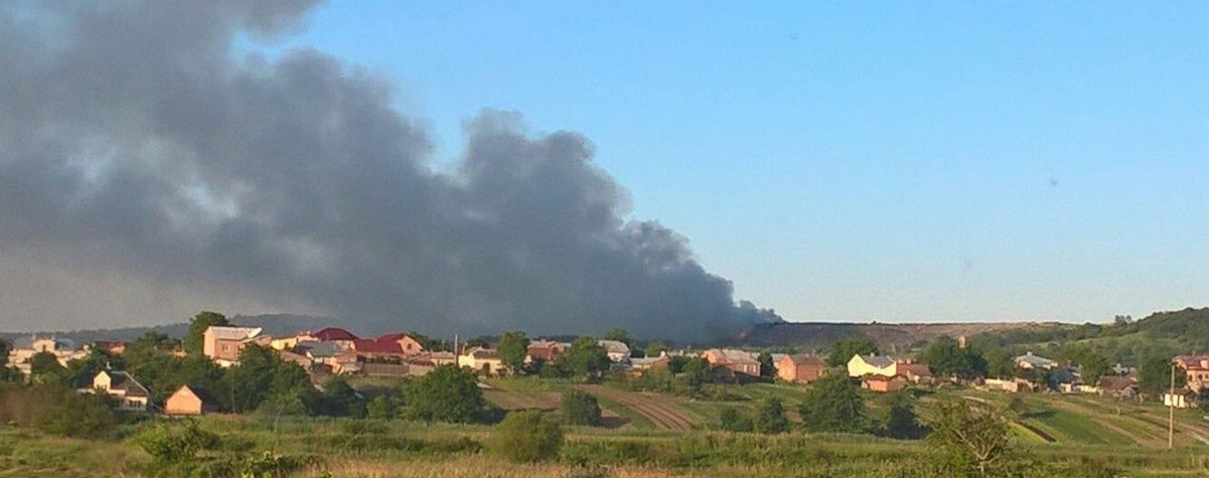 Біля Львова потужно палає Грибовицьке сміттєзвалище – в небо піднімуть пожежну авіацію