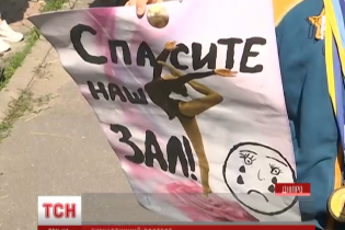 У Дніпрі гімнастки з булавами вийшли на протест проти закриття школи олімпійського резерву