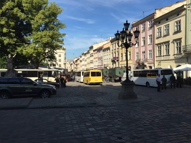 поліці біля міськради Львова_1