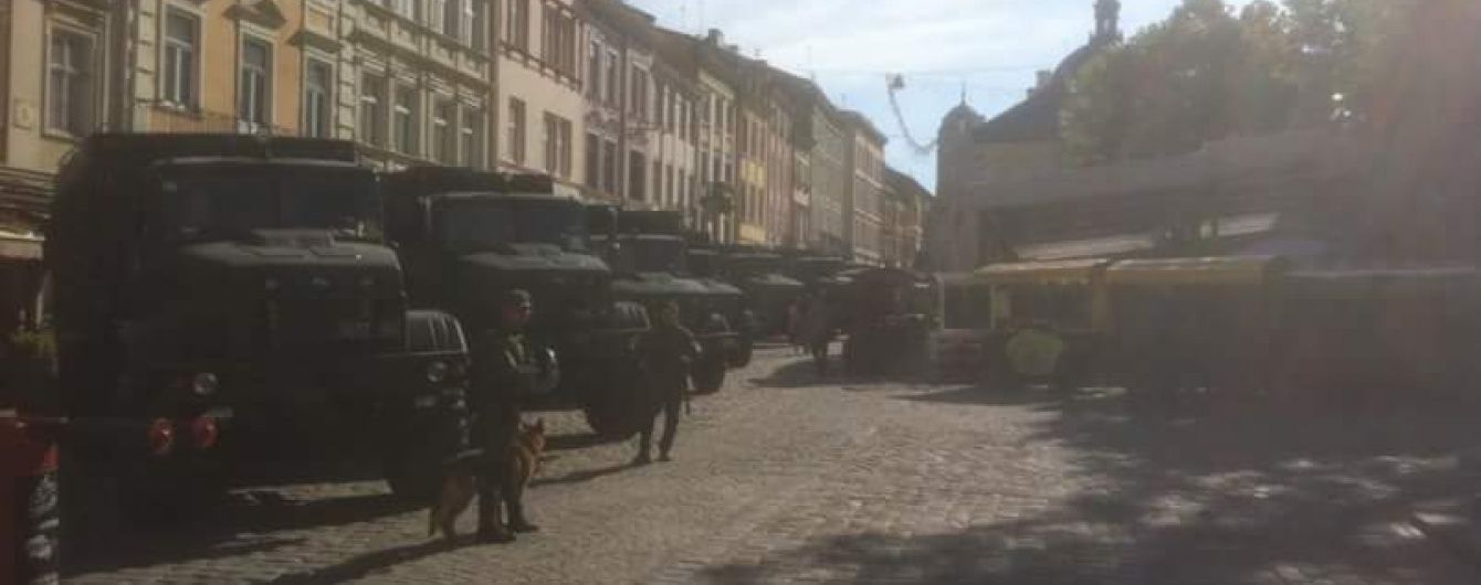 Міськраду Львова оточили кордони поліції і Нацгвардії