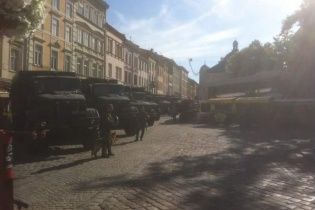 Міськраду Львова оточили кордони поліції і Нацгвардії