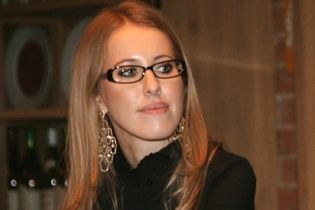 Малахов пояснив, навіщо привселюдно поцілував Собчак у живіт