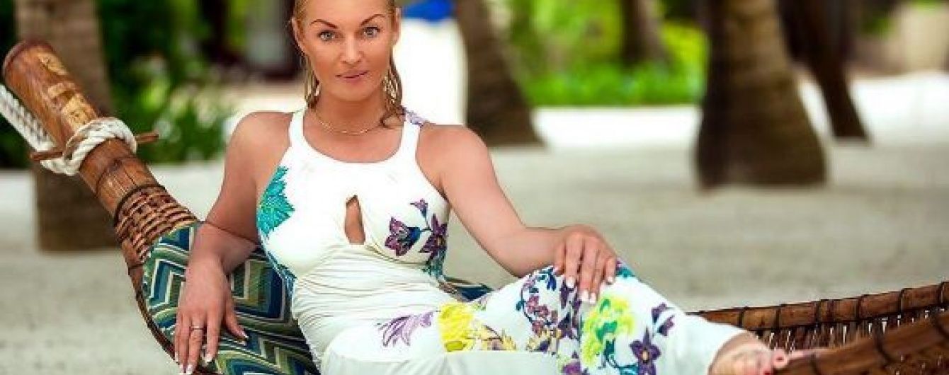 Не зупинити: Волочкова зробила фірмовий шпагат просто у гамаку