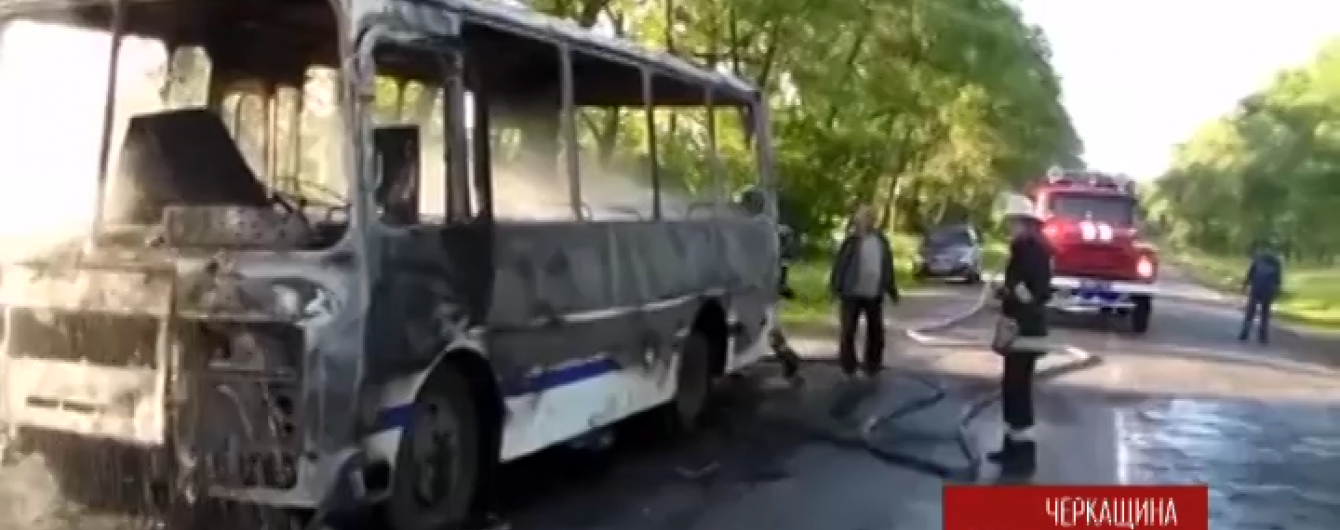 На Черкащині під час руху загорівся пасажирський автобус