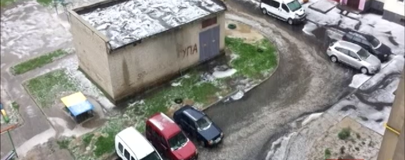 Луцьк по-зимовому побілів після зливи з градом