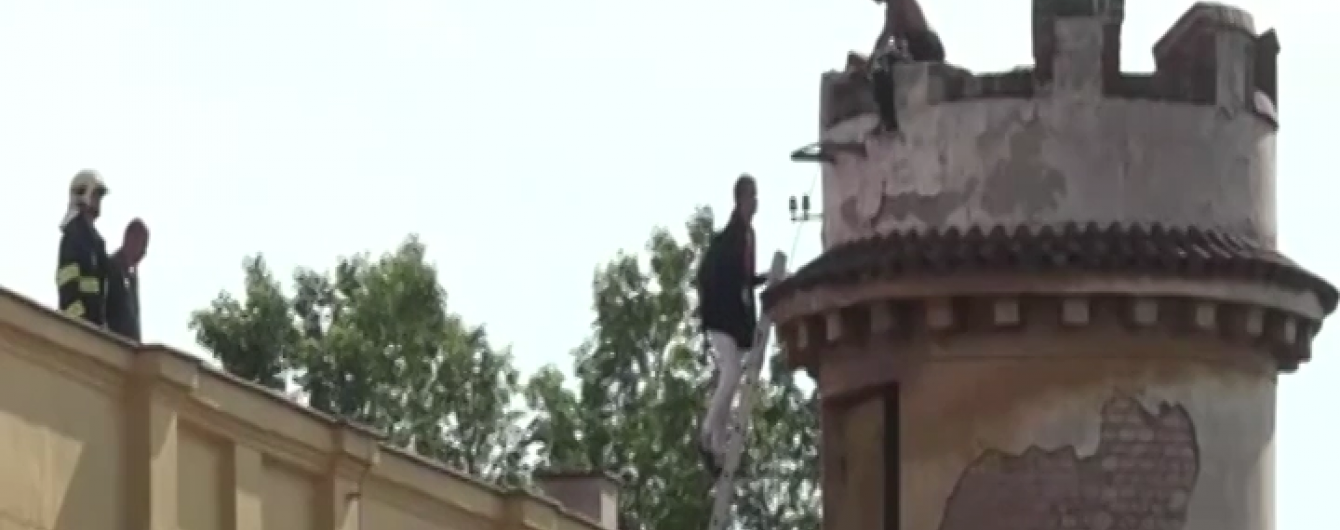 Дивак видерся на вежу в Празі та кидає в людей камінням