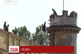 Дивак видерся на вежу в Празі та кидає в людей камінням