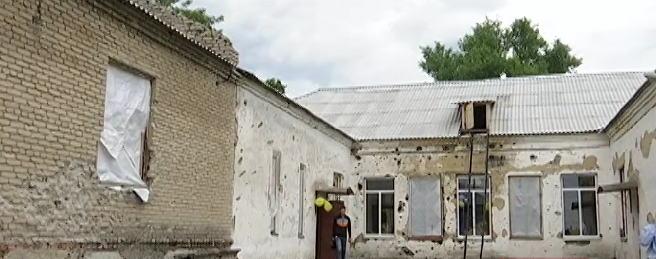 Школярі повернулися до розстріляної під час АТО української школи, щоби відзначити там випускний