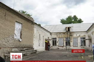 Школярі повернулися до розстріляної під час АТО української школи, щоби відзначити там випускний
