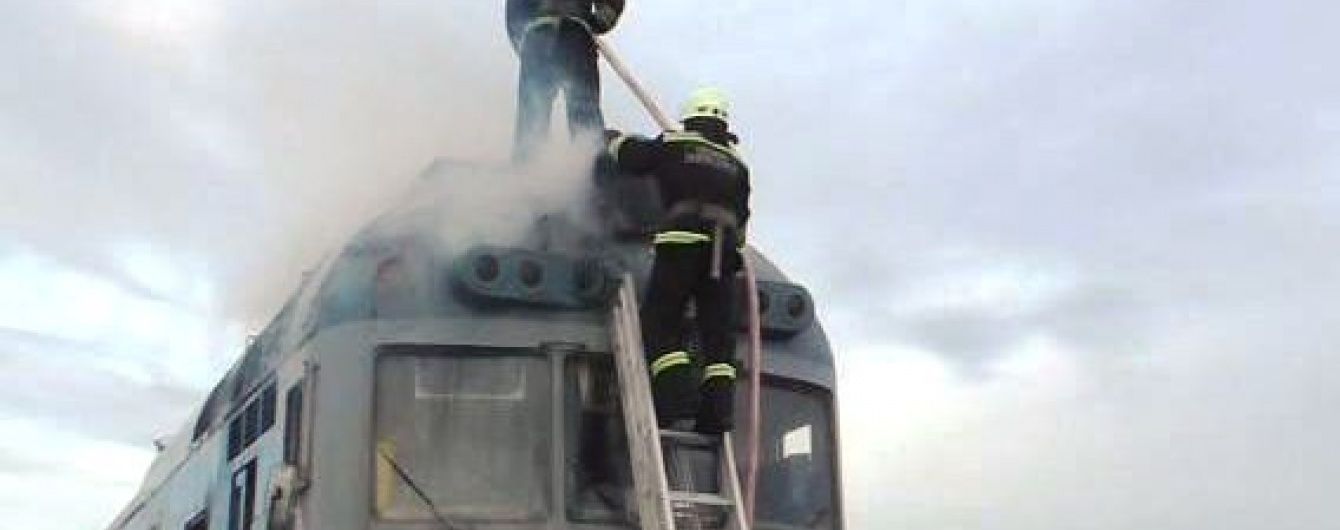 На дамбі поблизу Черкас спалахнув дизель-потяг із пасажирами