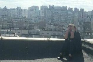 У Києві патрульні зняли з даху самогубцю, яка збиралась стрибати після сварки з подругою