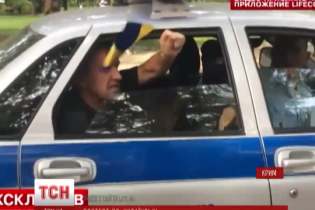 У День Росії сімферополець улаштував протест з українським прапором