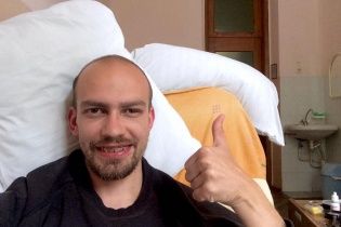 "Волосся мами стало сірим". Волонтер, якого жорстко побили, прийшов до тями після "сну" в два тижні