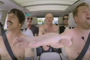 Легендарні Red Hot Chili Peppers роздягнулися та повеселилися у караоке-авто