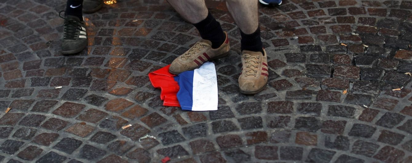 Англійські фанати познущались над російським прапором у Ліллі