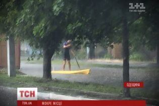 Потужна злива перетворила вулиці Ізмаїла на річки: місцеві каталися на байдарці, а транспорт зупинився