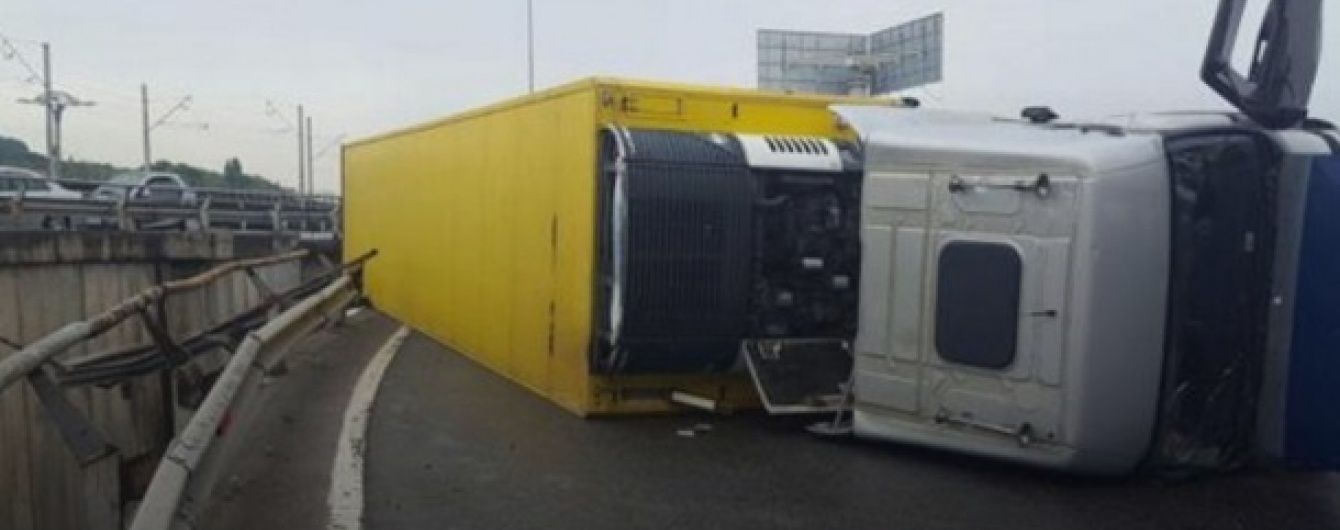 У поліції пояснили, чому фура досі звисає з Південного мосту в Києві