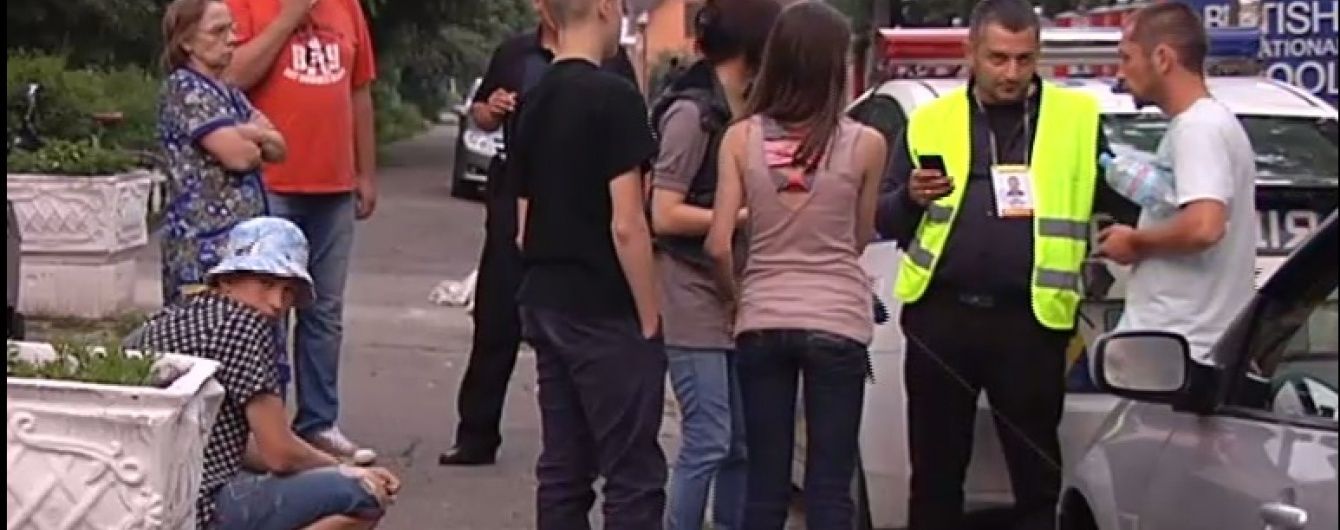 Легковик на пішохідному переході збив дітей: поліцейські рятували у свої машині водія від самосуду