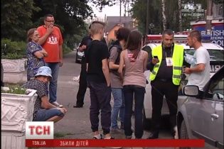 Легковик на пішохідному переході збив дітей: поліцейські рятували у свої машині водія від самосуду