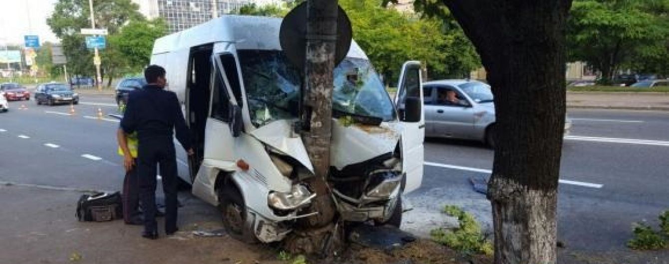 У поліції назвали попередню причину жахливої аварії маршрутки, яка врізалась у стовп у Києві