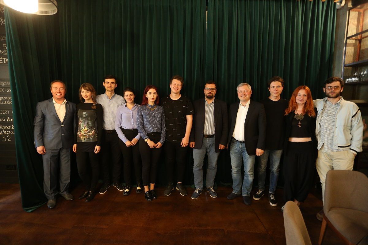 Організатори зустрічі разом з молодими режисерами