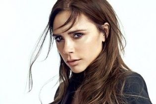 Ніжна та романтична Вікторія Бекхем у піджаку на голе тіло позувала Vogue
