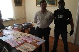 У Києві начальник територіального сервісного центру МВС вимагав у вагітної на 9 місяці хабар у 10 тисяч