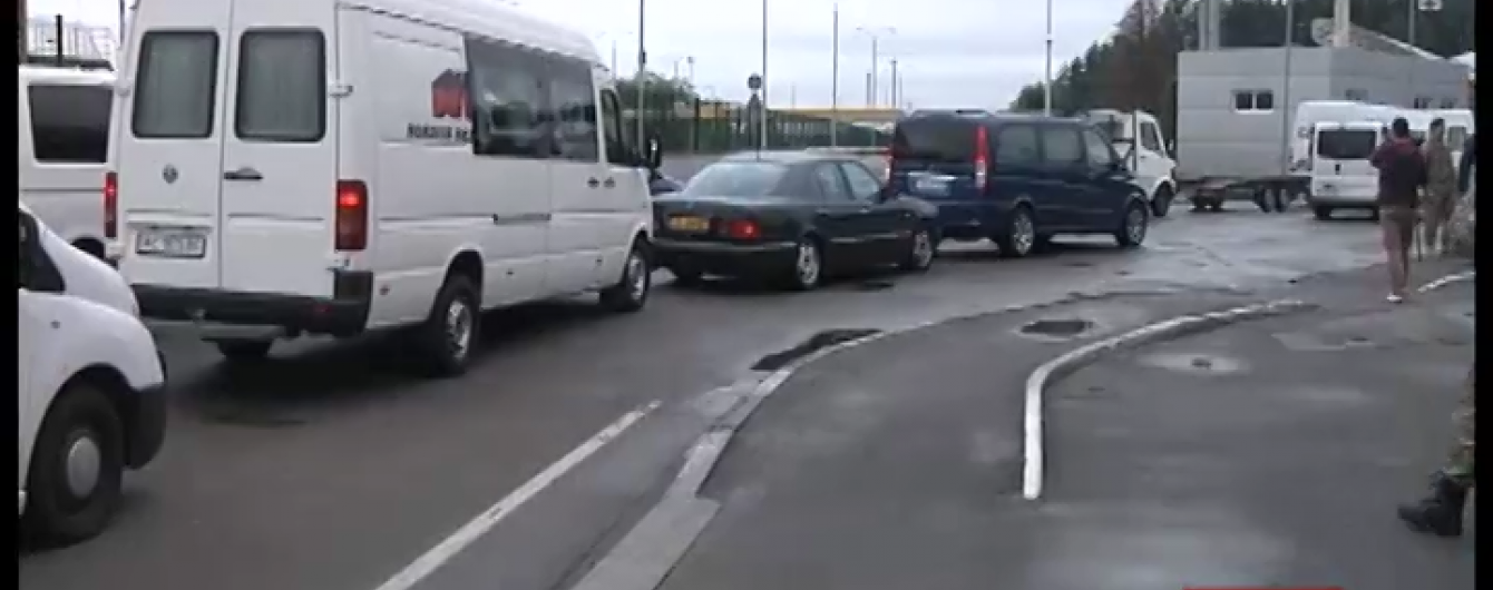 Польські митники через страйк зібрали на КПП з Україною кілометрові черги