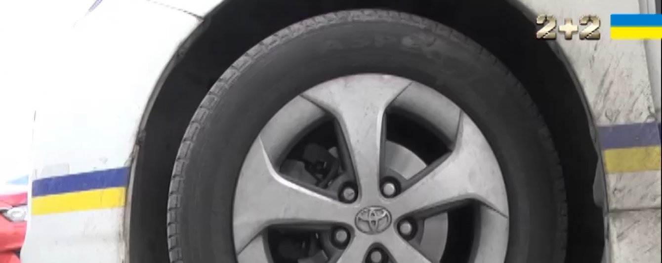 Полицейские Toyota Prius ездят летом на зимней резине