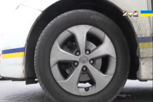 Полицейские Toyota Prius ездят летом на зимней резине