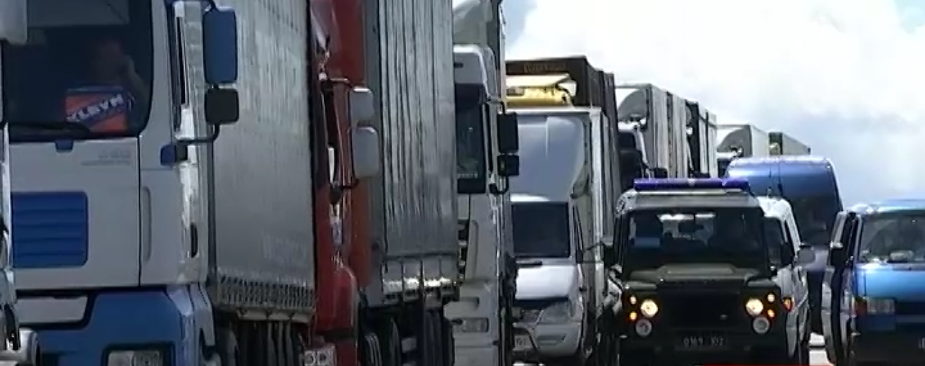 На українсько-польському кордоні четверту добу в довжелезних чергах стоять 1,5 тисячі автівок