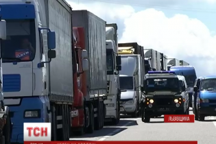 На українсько-польському кордоні четверту добу в довжелезних чергах стоять 1,5 тисячі автівок