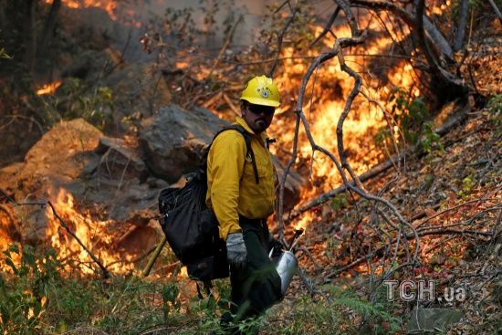 У Каліфорнії через сильні лісові пожежі евакуюють людей
