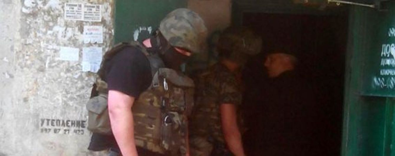 Маріупольський стрілець здався поліції, спустившись по драбині в білій сорочці й матроських брюках