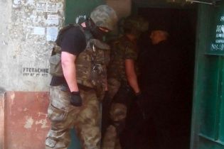 Маріупольський стрілець здався поліції, спустившись по драбині в білій сорочці й матроських брюках