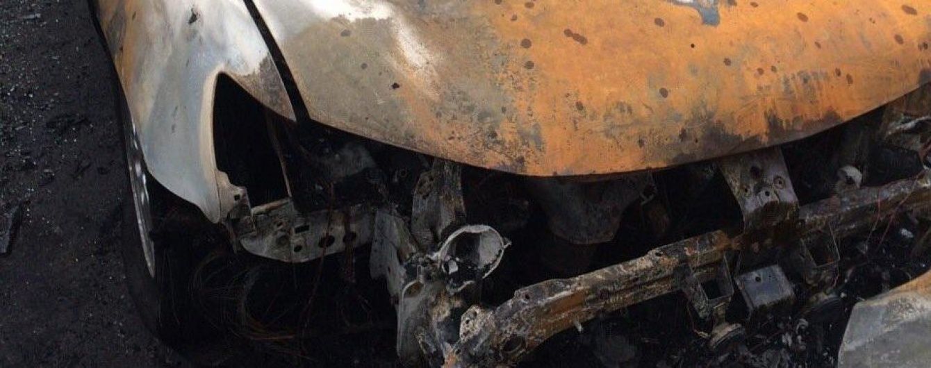 У Житомирі вночі невідомі підпалили автомобілі прикордонників