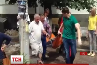 На Контрактовій площі на людей обвалилася частина будинку
