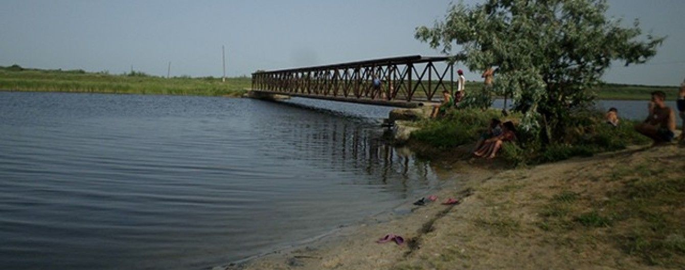 На Миколаївщині двоє дівчат гралися біля мосту та впали в річку, одна з них загинула