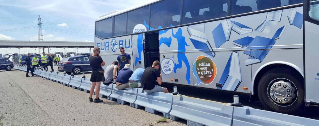 Французька поліція знову затримала автобус із російськими вболівальниками