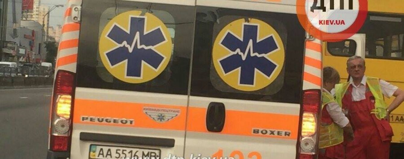 Смертельна ДТП: під Києвом таксі врізалося у екскаватор