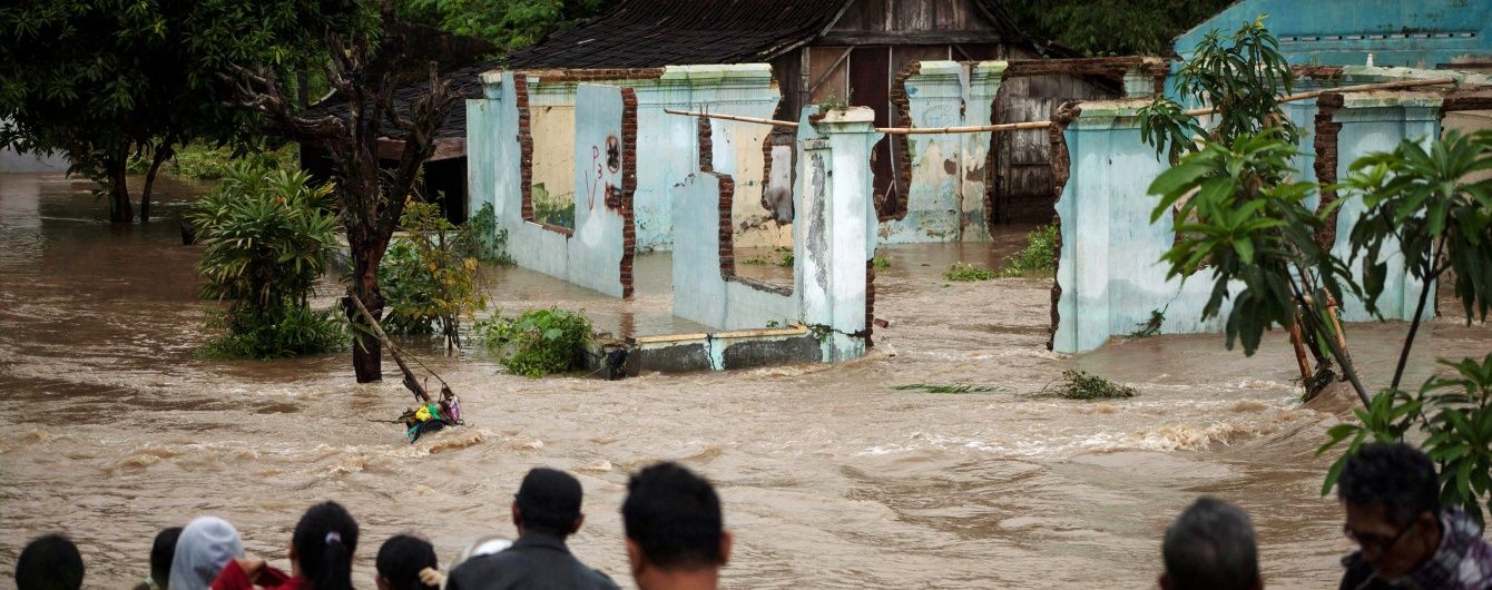 Кілька десятків осіб постраждало від повеней і зсувів в Індії і Пакистані