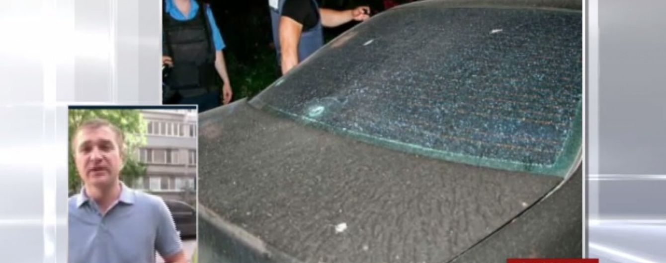 Вибух та стрілянина у Запоріжжі: невідомий із дитячим візочком відкрив вогонь по автівці